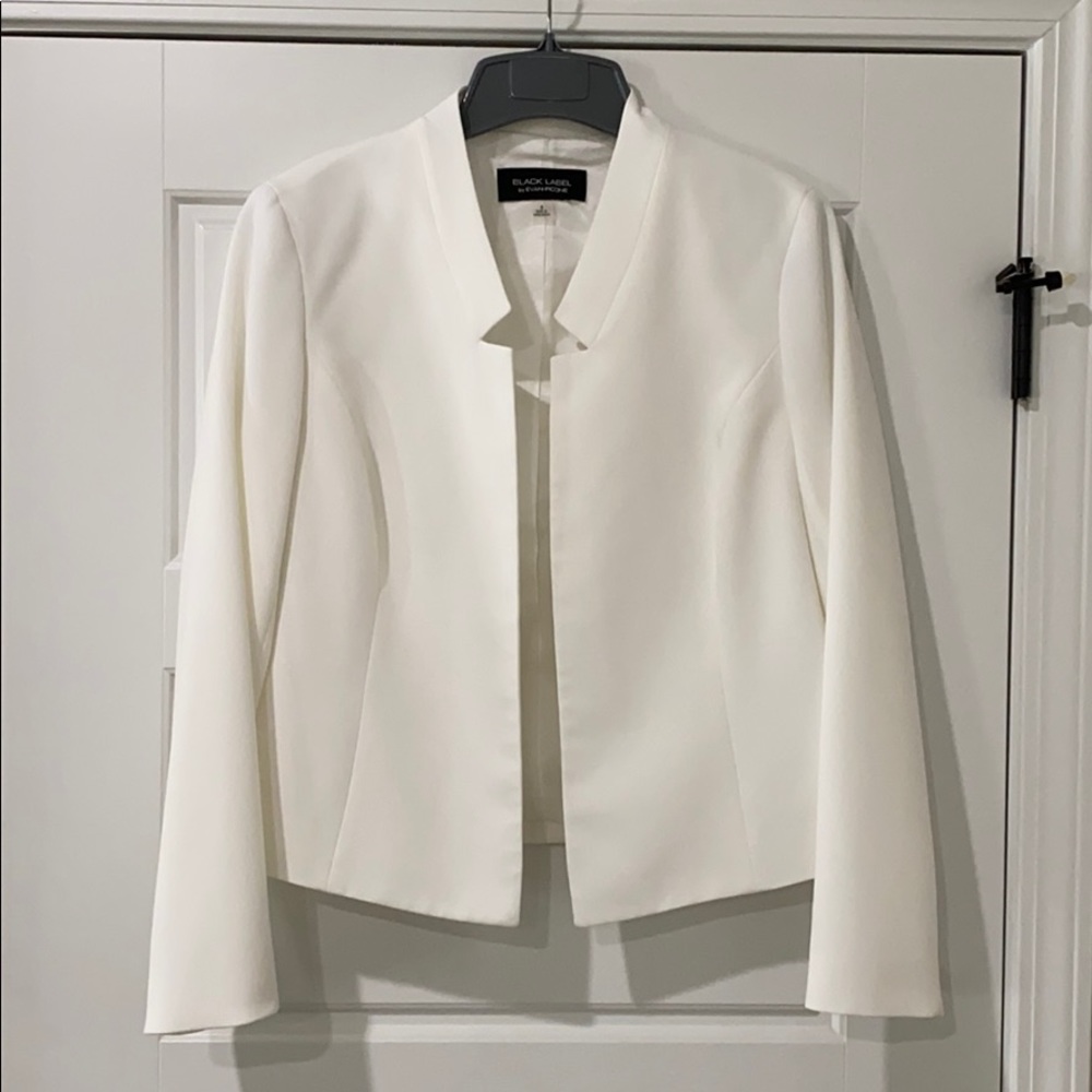White long sleeve blazer with notched collar